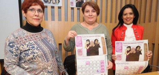 Fermina Bardón, Mari Luz González y Cristina del Valle, ayer en la Fundación Sierra Pambley durante la presentación del calendario de Mujeres en el Tiempo. RAMIRO -