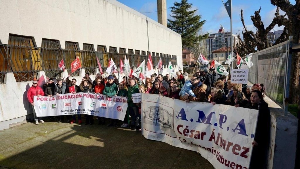 La comunidad educativa protesta en el colegio Antonio Valbuena de León ...